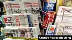 Newspapers and magazines are seen in a kiosk in Paris, France, April 22, 2016. REUTERS/Charles Platiau - RTX2B7GY