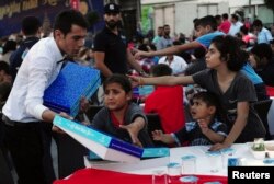 İstanbul'da iftar yemeğine katılan Suriyeli mülteci çocuklar