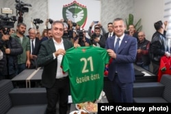 Amedspor’u ziyaret eden Özel, normalleşmenin Amedsporla başlaması çağrısı yaptı.